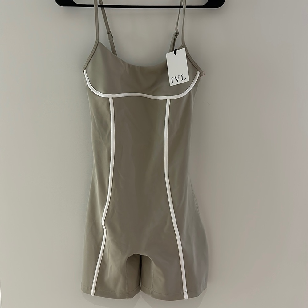 IVL size 6 Workout Romper tags are off now but worn once